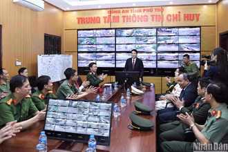 Chủ tịch nước Lương Cường thăm, động viên cán bộ, chiến sĩ công an Phú Thọ tại Trung tâm Thông tin chỉ huy, đặt tại Khu di tích lịch sử Đền Hùng. (Ảnh: NGỌC LONG)