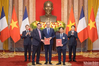 Trao văn kiện hợp tác giữa Viện Hàn lâm Khoa học và Công nghệ Việt Nam và Airbus Defense and Space cùng Trung tâm Nghiên cứu Vũ trụ quốc gia Pháp tại Phủ Chủ tịch.