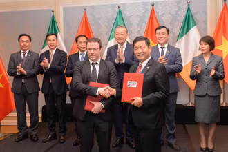 Chủ tịch Tập đoàn FPT Trương Gia Bình và Giáo sư Cathal Gurrin, trao văn kiện hợp tác.