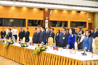 Chủ tịch nước Lương Cường, Quốc vương Norodom Sihamoni cùng các đại biểu tại buổi chiêu đãi