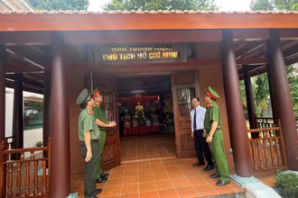 Lãnh đạo Công an Thành phố Hồ Chí Minh thực hiện nghi thức khánh thành Nhà tưởng niệm Chủ tịch Hồ Chí Minh.