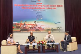 Các diễn giả tham gia Tọa đàm “Hải quan đồng hành cùng doanh nghiệp phát triển hoạt động logistics, nâng cao sức cạnh tranh hàng hóa xuất nhập khẩu”.