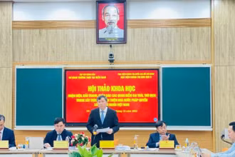 Các đại biểu chủ toạ Hội thảo “Nhận diện, đấu tranh, phản bác các quan điểm sai trái thù địch trong xây dựng và hoàn thiện Nhà nước pháp quyền Xã hội chủ nghĩa Việt Nam”.