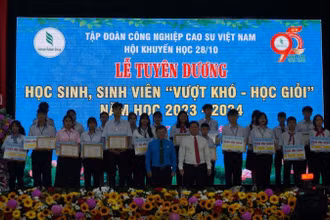 Tuyên dương các em học sinh, sinh viên vượt khó, học giỏi.