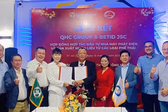 Đại diện lãnh đạo Tập đoàn QHC Global và Công ty cổ phần Đầu tư và Phát triển Công nghệ Môi trường Bình Phước tại lễ ký kết hợp tác.