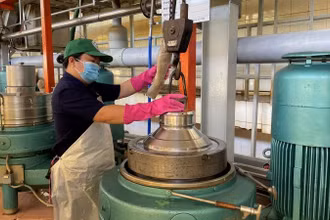Công nhân chế biến cao-su la-tex tại Công ty Cổ phần cao su Tân Biên. 