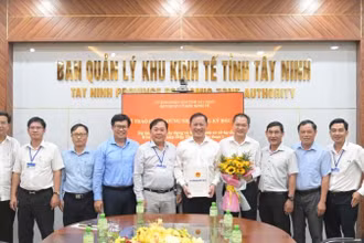 Ông Trương Văn Hùng, Trưởng Ban Quản lý Khu kinh tế tỉnh Tây Ninh trao chứng nhận đăng ký đầu tư dự án Khu công nghiệp Hiệp Thạnh giai đoạn 1 cho Phó Tổng Giám đốc VRG Đỗ Hữu Phước.