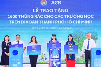 Lãnh đạo Sở Giáo dục và Đào tạo Thành phố Hồ Chí Minh và ACB trao tặng thùng rác phân loại cho các trường học. 