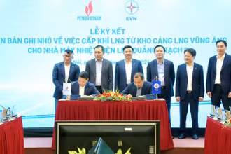 Ông Phạm Văn Phong, Tổng Giám đốc PV GAS và ông Ngô Sơn Hải, Phó Tổng Giám đốc EVN ký kết biên bản ghi nhớ.