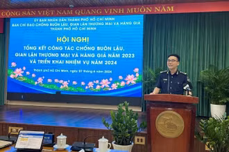Lãnh đạo Cục Hải quan Thành phố Hồ Chí Minh báo cáo công tác chống buôn lậu, gian lận thương mại và hàng giả.