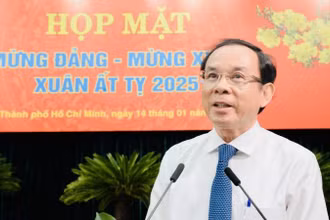 Đồng chí Nguyễn Văn Nên, Ủy viên Bộ Chính trị, Bí thư Thành ủy Thành phố Hồ Chí Minh, phát biểu tại họp mặt.