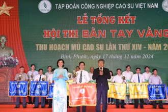 Lãnh đạo Uỷ ban nhân dân tỉnh Bình Phước và Tập đoàn VRG trao giải Nhất đồng đội cho Công ty Cổ phần Cao-su Đồng Phú.