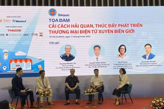 Các diễn giả tham gia Tọa đàm “Cải cách hải quan, thúc đẩy phát triển thương mại điện tử xuyên biên giới”.
