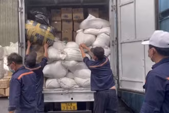 Lực lượng chức năng kiểm đếm hàng hóa vi phạm buộc tiêu hủy.