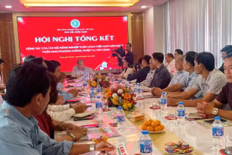 Các hội viên Chi hội nông nghiệp tuần hoàn miền nam nghe chia sẻ về cách thức triển khai hiệu quả nông nghiệp hữu cơ.
