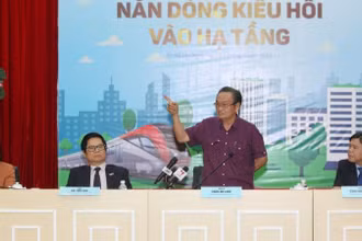 Các đại biểu chủ tọa tại tọa đàm “Nắn dòng kiều hối vào hạ tầng”. (Ảnh SGGP)