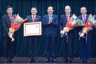 Đại diện lãnh đạo Sở Thông tin và Truyền thông Thành phố Hồ Chí Minh đón nhận Huân chương Lao động hạng Nhì.