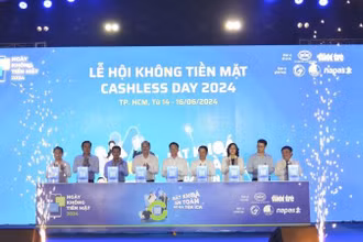 Các đại biểu thực hiện nghi thức khai mạc Lễ hội Không tiền mặt - Cashless Day 2024. (Ảnh: QUANG ĐỊNH)