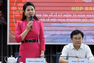 Bà Trần Thị Hoàng Mai, Giám đốc Sở Văn hóa, Thể thao và Du lịch thành phố Hải Phòng chia sẻ thông tin tại họp báo.