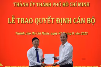 Phó Bí thư Thành ủy Thành phố Hồ Chí Minh Nguyễn Hồ Hải trao quyết định cho đồng chí Võ Minh Tuấn.