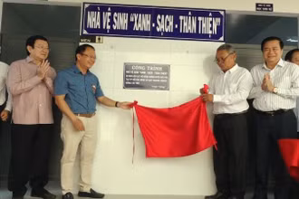 Các đại biểu thực hiện nghi thức khánh thành công trình Nhà vệ sinh "Xanh-sạch-thân thiện".