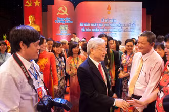 Tổng Bí thư Nguyễn Phú Trọng với các thế hệ cán bộ Tạp chí Cộng sản tại Lễ kỷ niệm 85 năm Ngày Tạp chí Cộng sản ra số đầu và đón nhận Huân chương Hồ Chí Minh lần thứ hai. (Ảnh: Văn Thành/www.tapchicongsan.org.vn)