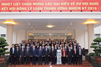Tổng Bí Thư Nguyễn Phú Trọng với các đại biểu dự Hội nghị tổng kết nhiệm kỳ 2016-2021 Hội đồng Lý luận Trung ương. (Ảnh: TTXVN)