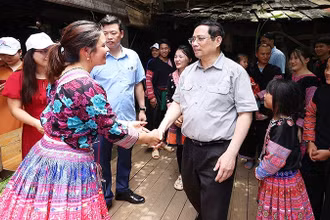 Ủy viên Bộ Chính trị, Thủ tướng Chính phủ Phạm Minh Chính thăm mô hình du lịch văn hoá cộng đồng tại xã Vân Hồ, huyện Vân Hồ, tỉnh Lai Châu. (Nguồn: vietnamplus.vn)