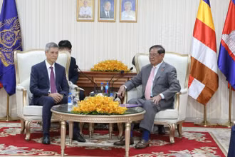 Đại sứ Nguyễn Minh Vũ (trái) chào xã giao Samdech Sar Kheng, Phó Chủ tịch CPP. (Ảnh: AKP)