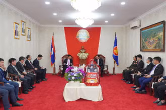 Đoàn cán bộ, nhân viên Đại sứ quán Việt Nam đến chúc mừng Quốc khánh nước bạn Lào. (Ảnh: Nguyễn Hiệp)