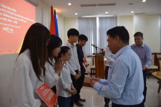 Đại sứ Nguyễn Huy Tăng trao học bổng cho các sinh viên.