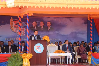 Chủ tịch Đảng Nhân dân Campuchia, Samdech Techo Hun Sen đọc diễn văn tại lễ kỷ niệm. Ảnh: Nguyễn Hiệp