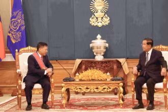 Chủ tịch Thượng viện, Chủ tịch Đảng Nhân dân Campuchia Samdech Techo Hun Sen tiếp Đại sứ Việt Nam Nguyễn Huy Tăng đến chào từ biệt (Ảnh: Huy Vũ)