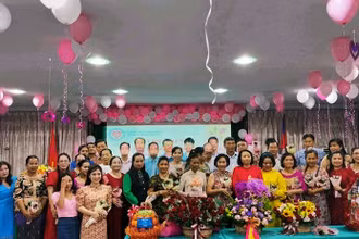Đại biểu dự sự kiện chụp ảnh lưu niệm.
