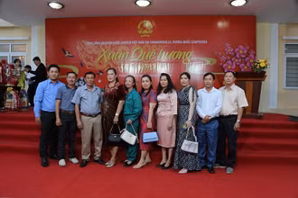 Bà con kiều bào hân hoan dự chương trình mừng Xuân 2024 do Tổng Lãnh sự quán tổ chức.