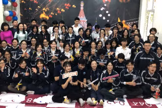 Các em học sinh chụp ảnh cùng thầy cô và phụ huynh.