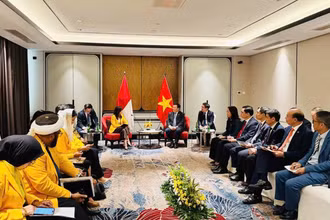 Bà Meutya Viada Hafid, Phó Chủ tịch Đảng Golkar, Bộ trưởng Bộ Truyền thông và Chuyển đổi số Indonesia (trái) và GS,TS Nguyễn Xuân Thắng, Ủy viên Bộ Chính trị, Giám đốc Học viện Chính trị quốc gia Hồ Chí Minh, Chủ tịch Hội đồng Lý luận Trung ương trao đổi tại buổi làm việc. (Ảnh: Cổng Thông tin Học viện Chính trị quốc gia Hồ Chí Minh)