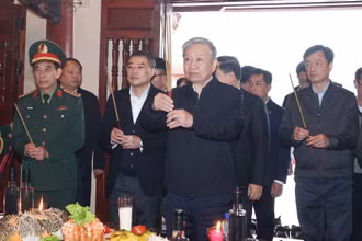 Tổng Bí thư Tô Lâm dâng hương tại Đền thờ liệt sĩ ở Nghĩa trang liệt sĩ Quốc gia Vị Xuyên. (Ảnh: TTXVN)