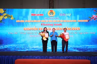 Đại diện Liên đoàn Lao động TP.HCM cảm ơn báo Người lao động và Zalopay. (Ảnh: Zalopay)