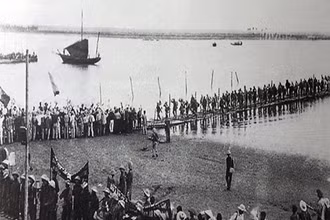 Đón đồng bào miền Nam tập kết ra Bắc tại Cảng Lạch Hới năm 1954 (nay thuộc phường Quảng Tiến, thành phố Sầm Sơn, tỉnh Thanh Hóa). Ảnh: Tư liệu
