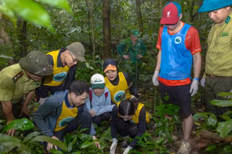 Du khách tham gia tour “Về nhà” tại Vườn quốc gia Cúc Phương.