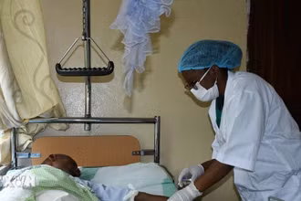 Nhân viên y tế điều trị cho bệnh nhân ở CHDC Congo. (Ảnh minh họa. THX/TTXVN)