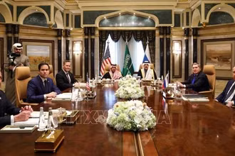 Ngoại trưởng Liên bang Nga Sergey Lavrov (phải) và Ngoại trưởng Mỹ Marco Rubio (thứ 2, trái) tại cuộc đàm phán ở Riyadh, Saudi Arabia, ngày 18/2/2025. (Ảnh: REUTERS/TTXVN)