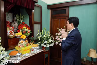 Chủ tịch nước Lương Cường dâng hương tưởng niệm Chủ tịch Hồ Chí Minh tại Nhà 67. (Ảnh: Lâm Khánh/TTXVN)
