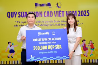 Ông Đỗ Thanh Tuấn - Giám đốc Đối ngoại Vinamilk - trao tặng bảng tượng trưng 500.000 hộp sữa cho đại diện Quỹ Bảo trợ Trẻ em Việt Nam nhân dịp khởi động Quỹ sữa năm 2025. (Ảnh: Nam Anh)