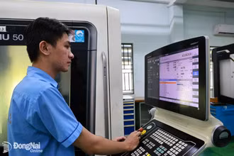 Sinh viên Trường cao đẳng Công nghệ quốc tế Lilama 2 thực hành trên máy CNC tự động của Đức.
