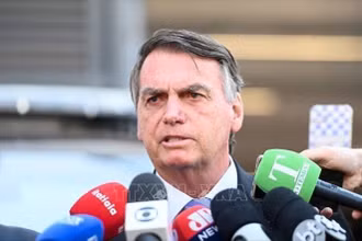 Cựu Tổng thống Brazil Jair Bolsonaro phát biểu với báo giới tại Brasilia, ngày 18/10/2023. (Ảnh: Getty Images/ TTXVN)