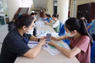 Nhân viên Trung tâm Dịch vụ việc làm tỉnh hướng dẫn người dân đăng ký hồ sơ đề nghị hưởng trợ cấp thất nghiệp trên Cổng dịch vụ công Quốc gia.