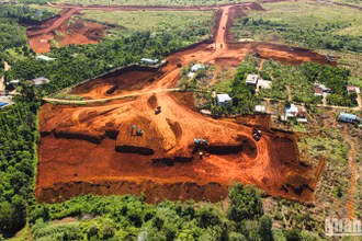 Khai trường bô xít đã được khai thông nhờ sự đồng thuận của người dân trong các phương án hỗ trợ, bồi thường giải phóng mặt bằng và tái định cư.