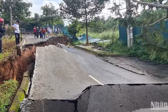 Đường Hồ Chí Minh đoạn qua thành phố Gia Nghĩa, tỉnh Đắk Nông đã sạt trượt sau nhiều ngày phát hiện vết nứt.